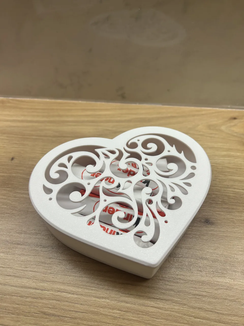 Detalj ornamentiranog poklopca bijele kutijice.