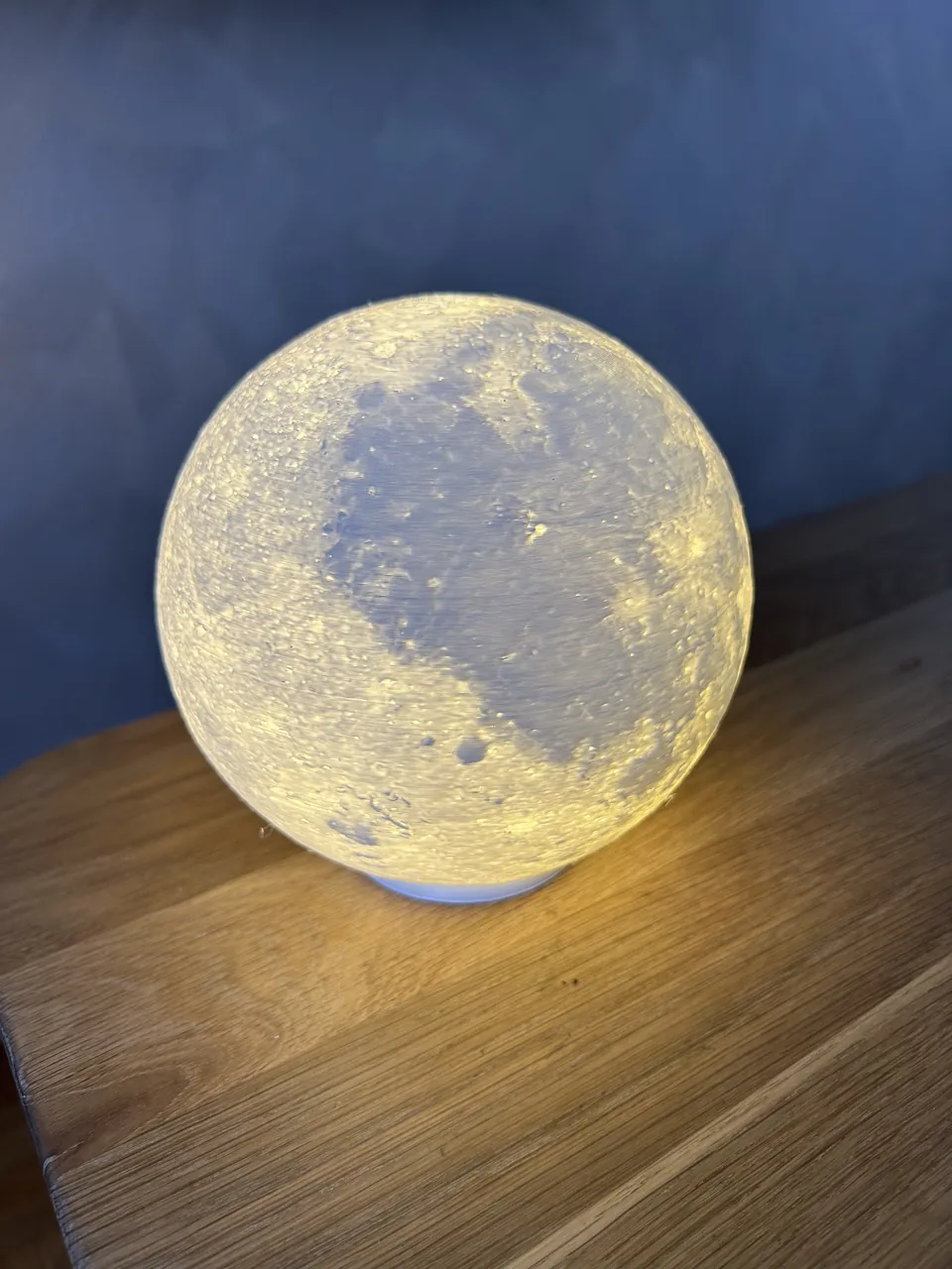 Lampa u obliku Mjeseca s vidljivim reljefom površine.