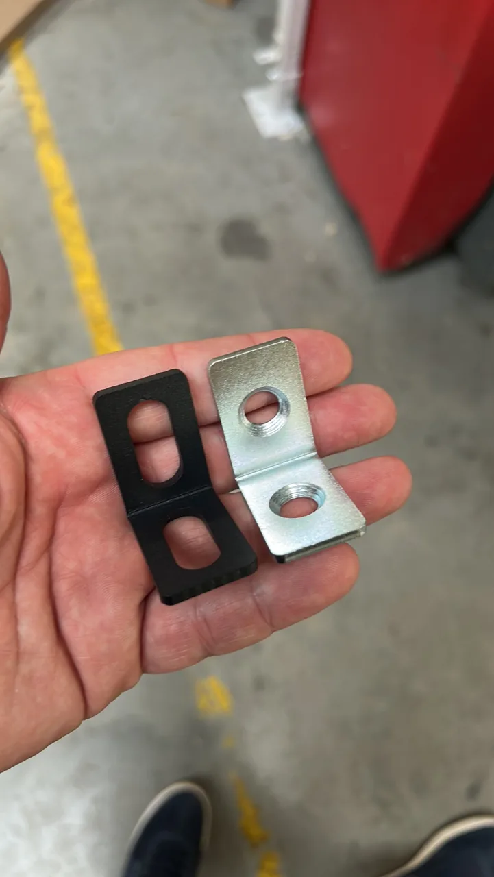 Detalj crnog printanog nosača uz metalni element.